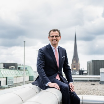 Thorsten Wywiol, CEO der Stern-Wywiol Gruppe über den Dächern von Hamburg.